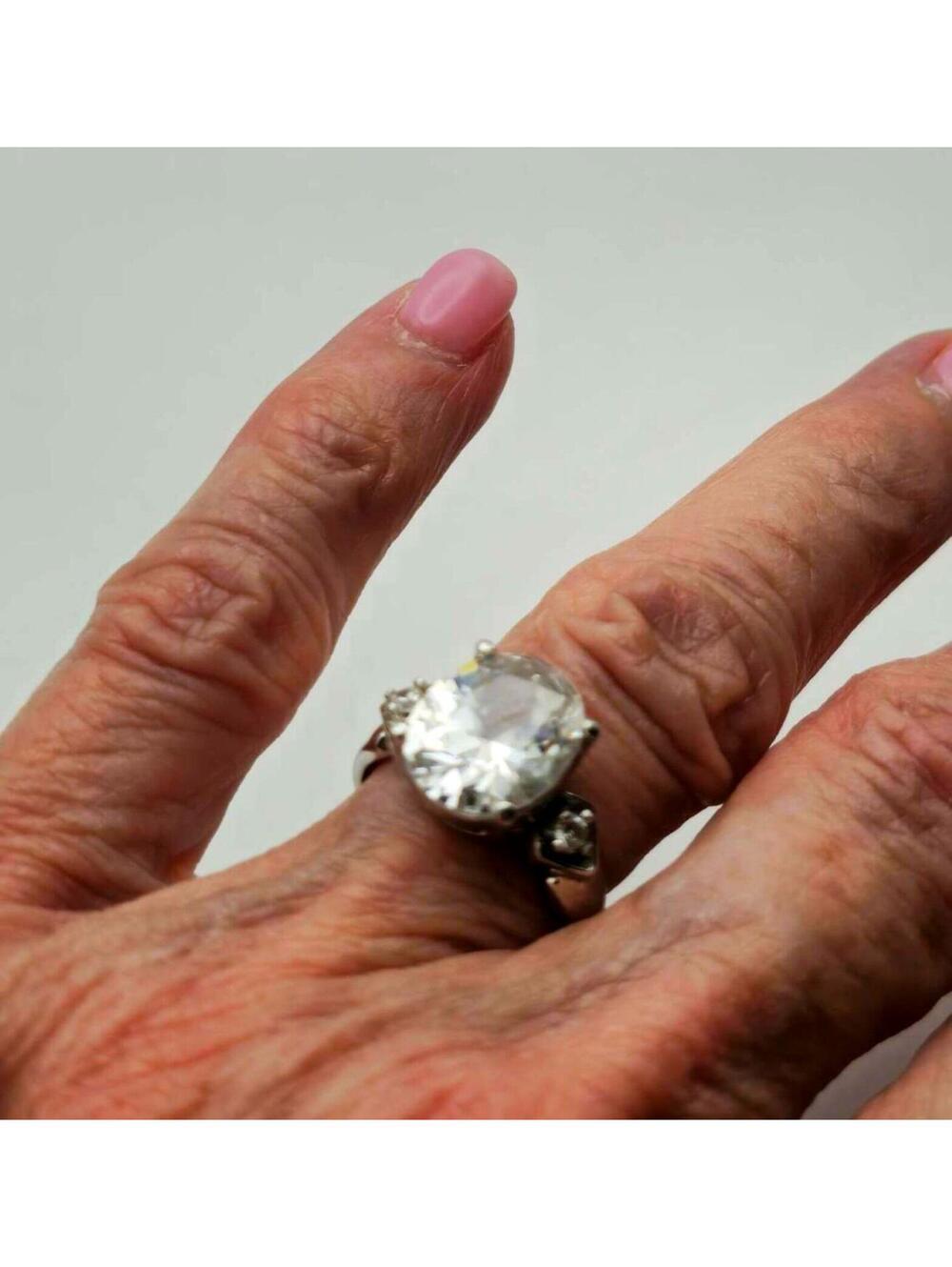 Sterling Silver Ring Oval-Cut Cubic Zirconium +Two Small Stones Size 7